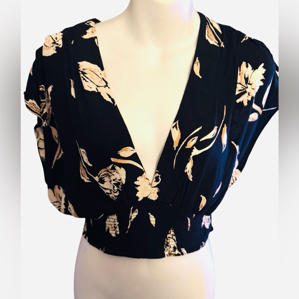 Free People Black and Cream Flutter Sleeve Crop Blouse - Picture 2 of 9